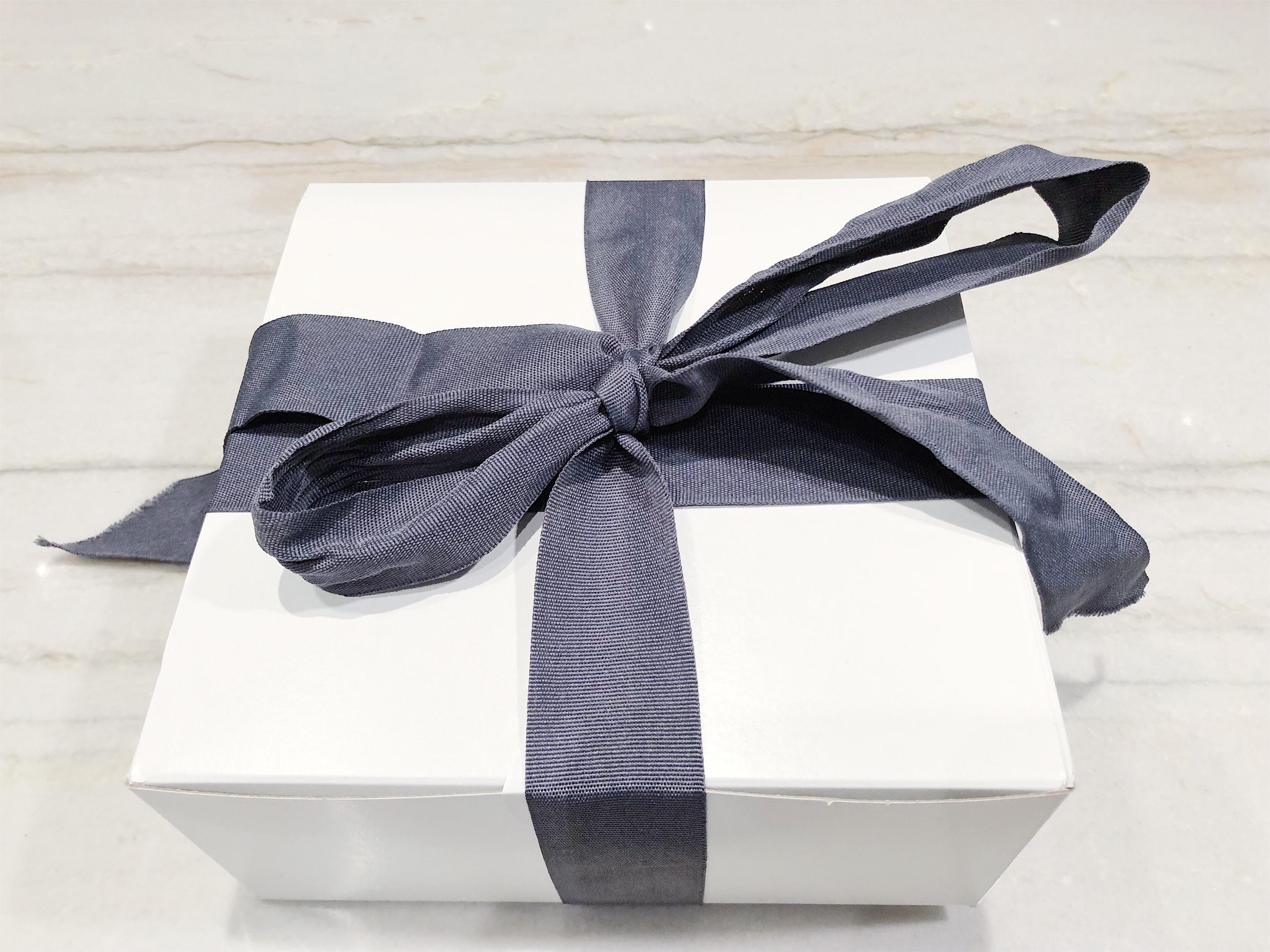 sample box, gift box, white box with grey ribbon